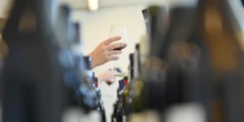 Per il vino è meglio il tappo di sughero o quello a vite?Uno è più comodo e non sa mai di tappo, l'altro è quello che abbiamo sempre usato, in mezzo ci sono resistenze culturali e approcci più laici