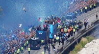 Le foto della parata del Napoli per festeggiare lo ScudettoMan mano che arrivano: la squadra sta percorrendo il lungomare di Napoli a bordo di due autobus scoperti