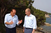 pochi secondi faStoria e storie di Villa Certosa, la celebre residenza che fu di Berlusconi in SardegnaUn luogo di feste sfarzose ma anche sede di incontri con leader internazionali, che aveva persino un vulcano per impressionare gli ospiti