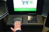 1 minuto faGli aeroporti europei sono preoccupati dei nuovi controlli per i passeggeri extra-UEIl sistema EES per prendere le impronte e scansionare i volti non funziona bene, e si prevedono grandi code e disagi