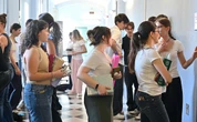 pochi secondi faÈ così difficile mettere i condizionatori nelle scuole italiane?Se lo sta forse chiedendo chi è costretto a frequentarle in questi giorni per la maturità, nel pieno di un'ondata di calore