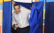 1 minuto faAlexis Tsipras vuole unire la sinistra greca, dividendolaL’ex primo ministro si è dimesso da parlamentare per fondare un nuovo partito, ma a sinistra non tutti hanno apprezzato