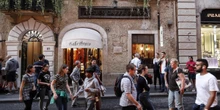 1 minuto faLa lunga storia dello sfratto del Caffè Greco di RomaDopo anni di battaglie legali i proprietari di uno dei più antichi e prestigiosi bar d'Italia sono riusciti a cacciare il gestore