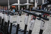 2 minuti faA Bird il divieto dei monopattini a Firenze non va giùL'azienda ha fatto due ricorsi e sta cercando di operare comunque, mentre il comune ha iniziato a rimuovere i mezzi lasciati in strada