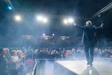 3 minuti faNigel Farage è diventato mainstreamFino a qualche anno fa era considerato una macchietta, oggi il suo partito è primo nei sondaggi e si parla di un futuro incarico da primo ministro: cos'è successo?