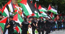 2 minuti faLe proteste contro la squadra israeliana alla Vuelta di SpagnaSi sono fatte molto notare, fino a far finire una tappa prima del previsto: sono Pro Palestina, ma soprattutto contro la Israel-Premier Tech