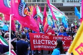 2 minuti faC’è un primo accordo tra Electrolux, governo e sindacati per evitare la chiusura di uno stabilimento in Italia e il licenziamento di migliaia di dipendenti