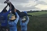2 minuti faIn Brasile una donna è morta facendo rope jumping senza essere stata legataÈ una variante del più noto bunjee jumping: in un video girato al momento del lancio si vede che non era stata assicurata a nessuna corda