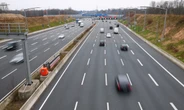3 minuti faAndare molto forte in autostrada serve a pocoSuperando il limite di 130 km/h non si guadagna quasi niente in tempi di percorrenza, si consuma di più e si diventa un pericolo