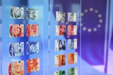 46 minuti faCome potrebbero essere le nuove banconote degli euroLa BCE ha mostrato i dieci disegni finalisti: fino al 21 settembre tutti possono dare il loro parere in un sondaggio
