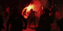 pochi secondi faLe proteste contro il governo in Serbia sono tornate grosseDa giorni ci sono scontri tra manifestanti antigovernativi e sostenitori del presidente Vučić, con decine di feriti e arresti