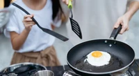 3 minuti faIl grande abbaglio sugli utensili di plastica nera da cucinaDa mesi uno studio con diversi errori sulla sicurezza di spatole, mestoli e altri strumenti genera preoccupazioni e incomprensioni