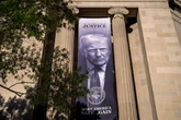 22 ore faIl fondo pubblico di Trump per i “perseguitati da Biden” è durato pocoDoveva risarcire chi riteneva di essere stato perseguito ingiustamente, soprattutto amici e alleati, ma si sono opposti pure i Repubblicani