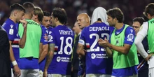 Alla fine la Sampdoria non andrà in Serie C, dopo un grande caosLa partita decisiva con la Salernitana è stata interrotta prima della fine perché dagli spalti erano stati lanciati oggetti in campo