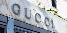 4 minuti faLa Commissione europea ha multato Gucci, Chloé e Loewe per 157 milioni di euro, per aver influenzato i prezzi dei rivenditori indipendenti