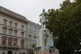 pochi secondi faIn centro a Vienna c’è una statua sempre coperta di verniceÈ dedicata a Karl Lueger, uno dei suoi sindaci più importanti e noto sostenitore di idee antisemite: il comune non sa bene cosa farne