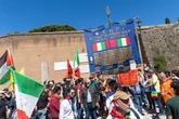 1 minuto faCosa sappiamo sugli spari alla manifestazione del 25 aprile a RomaDue persone sono state ferite, probabilmente con una pistola ad aria compressa, non si sa ancora da chi