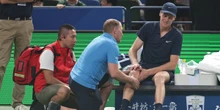 1 minuto faIl secondo ritiro in due mesi, per Jannik SinnerA causa dei crampi ha abbandonato il Masters 1000 di Shanghai, giocato in un clima caldo e afoso