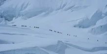 4 minuti faCi sono ancora centinaia di escursionisti bloccati sull’EverestNel fine settimana una tempesta di pioggia e neve ha colpito il versante tibetano della montagna: 350 persone sono già state soccorse