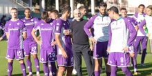 3 minuti faIl pessimo inizio di campionato della FiorentinaHa perso di nuovo, 2-1 contro la Roma: dopo 6 partite ha solo 3 punti e l'allenatore Stefano Pioli sta ricevendo molte critiche