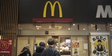 3 minuti faIn Giappone una campagna di McDonald’s con i Pokémon è finita maleMolti clienti compravano gli Happy Meal solo per avere in omaggio le carte collezionabili e poi buttavano il cibo: è durata un giorno