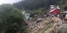 2 minuti faDecine di persone sono morte a causa di un’inondazione in un luogo di pellegrinaggio nel nord dell’India
