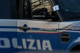 2 minuti faTre persone della stessa famiglia sono state uccise a coltellate a RomaNella loro casa a Casalotti: sono una donna, un uomo e la figlia di cinque anni; la persona che le ha colpite è fuggita