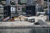 4 minuti faLe indagini per caporalato in uno dei cantieri per costruire la diga di GenovaSecondo l'accusa, gli operai sarebbero stati costretti a turni di lavoro estenuanti con paghe tra i 5 e i 7,5 euro all'ora