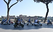 pochi secondi faLe foto del grande raduno di Vespe a RomaHanno sfilato in quasi 25mila, per celebrare gli 80 anni dello scooter