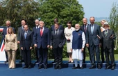 3 minuti faLe tante foto che portano a una foto di gruppoCon persone con il sole in faccia, gli occhi chiusi o girate da tutt'altra parte, come mostrano quelle dei leader al G7 in corso in Francia