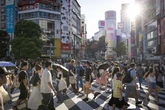 4 minuti faNel quartiere più turistico di Tokyo si aggira la “polizia dei rifiuti”Da giugno a Shibuya chi getta spazzatura a terra riceve una multa immediata, in un paese in cui tradizionalmente non ci sono cestini in giro