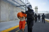 2 minuti faLe molte accuse di violenze in un nuovo, enorme carcere in EcuadorL'ha voluto il presidente Daniel Noboa, ispirandosi alle prigioni di Bukele a El Salvador: ci sono denunce di malattie, torture e malnutrizione