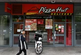 3 minuti faLa società che possiede Pizza Hut vuole venderla, per via dei suoi cattivi risultati economici