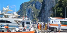 Ora la procura sta indagando anche per omicidio sul caso del costumista del film “Parthenope” trovato morto a Capri nel 2023