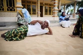 2 minuti faLa sabbia in casa, in IndonesiaUn reportage fotografico di Associated Press mostra come in alcune comunità costiere sia usata per giocare, rilassarsi e dormire