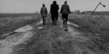 3 minuti faIl film da 7 ore tratto dal libro più famoso di László Krasznahorkai“Satantango” è in bianco e nero e ha poche scene lunghissime: è considerato un gran film