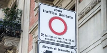 2 minuti faSi può entrare nelle ZTL con l’auto ibrida?Secondo il codice della strada sì, eppure molti comuni hanno stabilito di no, forse non potendo