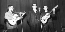 43 minuti faPrima dei cantautori italiani c’erano i CantacronacheTra gli anni '50 e '60 il collettivo di Fausto Amodei definì un nuovo approccio di scrivere canzoni, coinvolgendo gente come Italo Calvino e Gianni Rodari