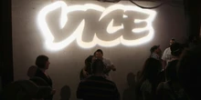 pochi secondi faI turbolenti anni di “Vice”Un documentario racconta le traversie editoriali di una testata che seppe farsi notare moltissimo dai millennial, ma che oggi è diventata irrilevante