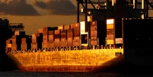 1 minuto faAl porto di Ravenna sono stati fermati due container di esplosivi diretti in IsraeleSu richiesta delle autorità locali, incluso il sindaco, il carico è stato rimandato indietro: secondo Tajani non erano armi italiane