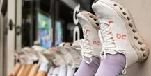 1 minuto faDa dove viene il successo delle scarpe OnIndossate dal tennista Roger Federer, pubblicizzate da Zendaya e difficili da ignorare per la loro suola bucherellata