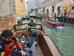 3 minuti faTre persone sono cadute in acqua a Venezia: un ragazzo di 20 anni è morto