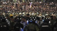 pochi secondi faCinque notti di scontri e proteste in SerbiaLe manifestazioni contro il governo si sono fatte più violente, e il presidente autoritario Vučić potrebbe approfittarne per soffocarle
