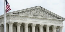 Una vittoria per Trump alla Corte SupremaUn'attesa sentenza rende più difficile ai giudici bloccare le sue decisioni, in un caso che riguarda l'eliminazione dello “ius soli” per i figli di immigrati irregolari