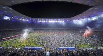 La caotica festa per la promozione dell’Amburgo, con 25 feritiIn Germania alla fine della partita di calcio i tifosi sono entrati in campo: per molti sono servite cure in ospedale, uno è in pericolo di vita