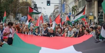 2 minuti faCome sono andate le manifestazioni per la Palestina in ItaliaHa partecipato molta gente e quasi ovunque in modo pacifico, con alcuni episodi di violenza a Milano molto commentati