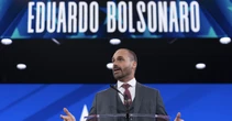 pochi secondi faEduardo Bolsonaro è stato accusato di coercizione per aver provato a influenzare il processo contro il padre, Jair Bolsonaro