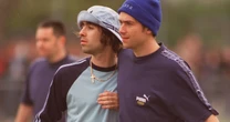 pochi secondi faPer Damon Albarn la guerra del britpop l’hanno vinta gli Oasis«Sono loro i vincitori, è loro il primo posto. Con tutte queste prove schiaccianti, sono felice di accettarlo e di riconoscere la sconfitta»