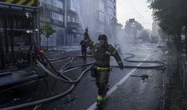 1 minuto faLa Russia ha un sacco di droni, e li sta usando tuttiSono prodotti internamente anche grazie a un accordo con l’Iran, e da settimane le città ucraine subiscono attacchi pesantissimi
