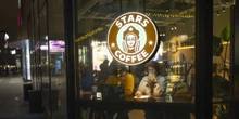1 minuto faIl successo delle catene che imitano Starbucks e McDonald’s in RussiaSono state fondate dopo che i marchi originali avevano lasciato il paese per evitare le sanzioni, e vanno addirittura meglio delle originali
